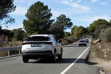 El SUV Omoda 5 destaca por su diseño moderno y elegante en la carretera.