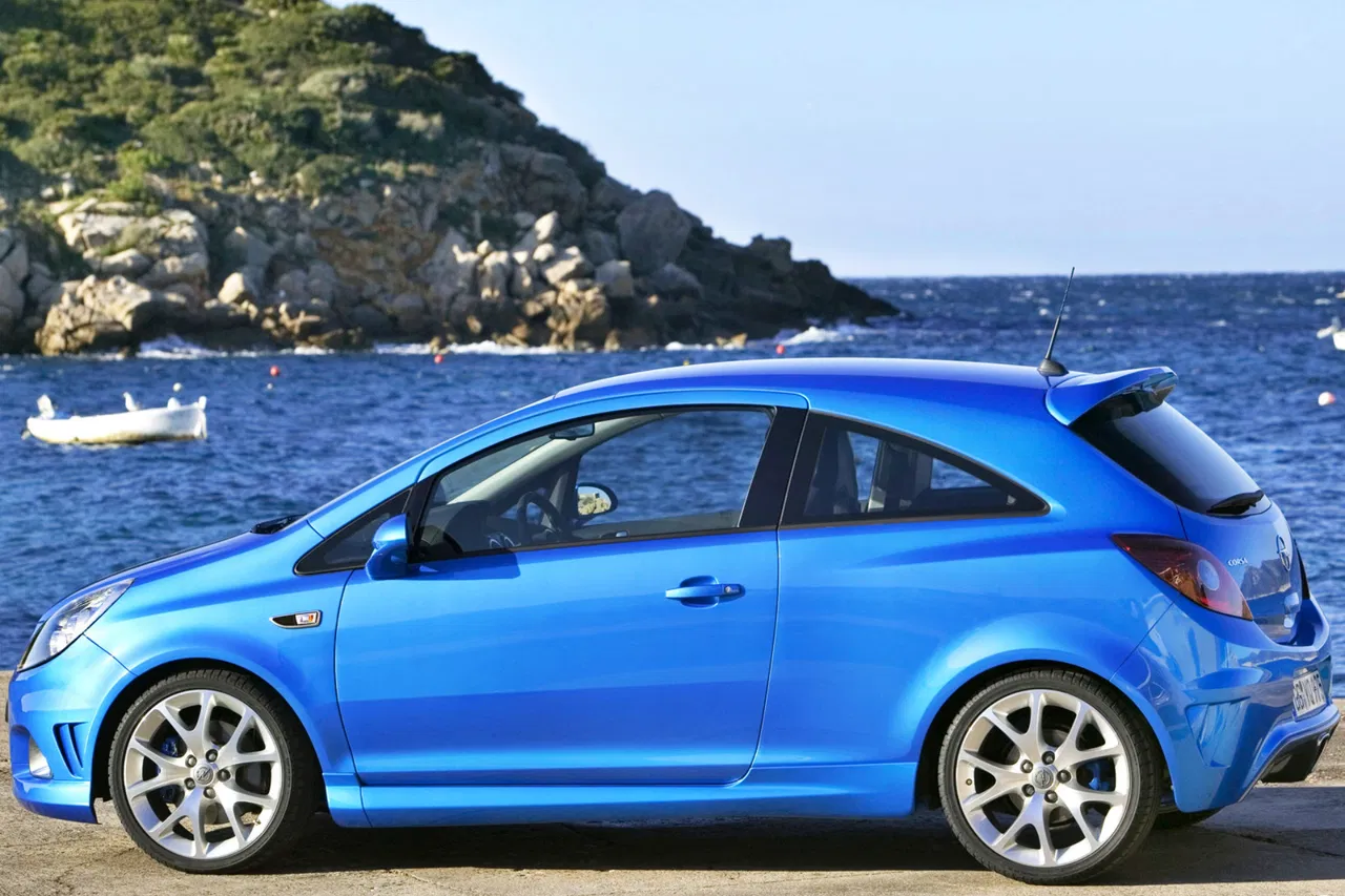 Opel Corsa OPC en azul dinámico, vista lateral completa