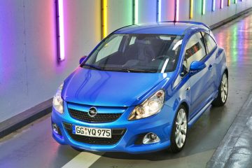 Opel Corsa OPC azul con diseño deportivo y líneas dinámicas.