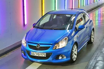 Opel Corsa OPC azul con diseño deportivo y líneas dinámicas.