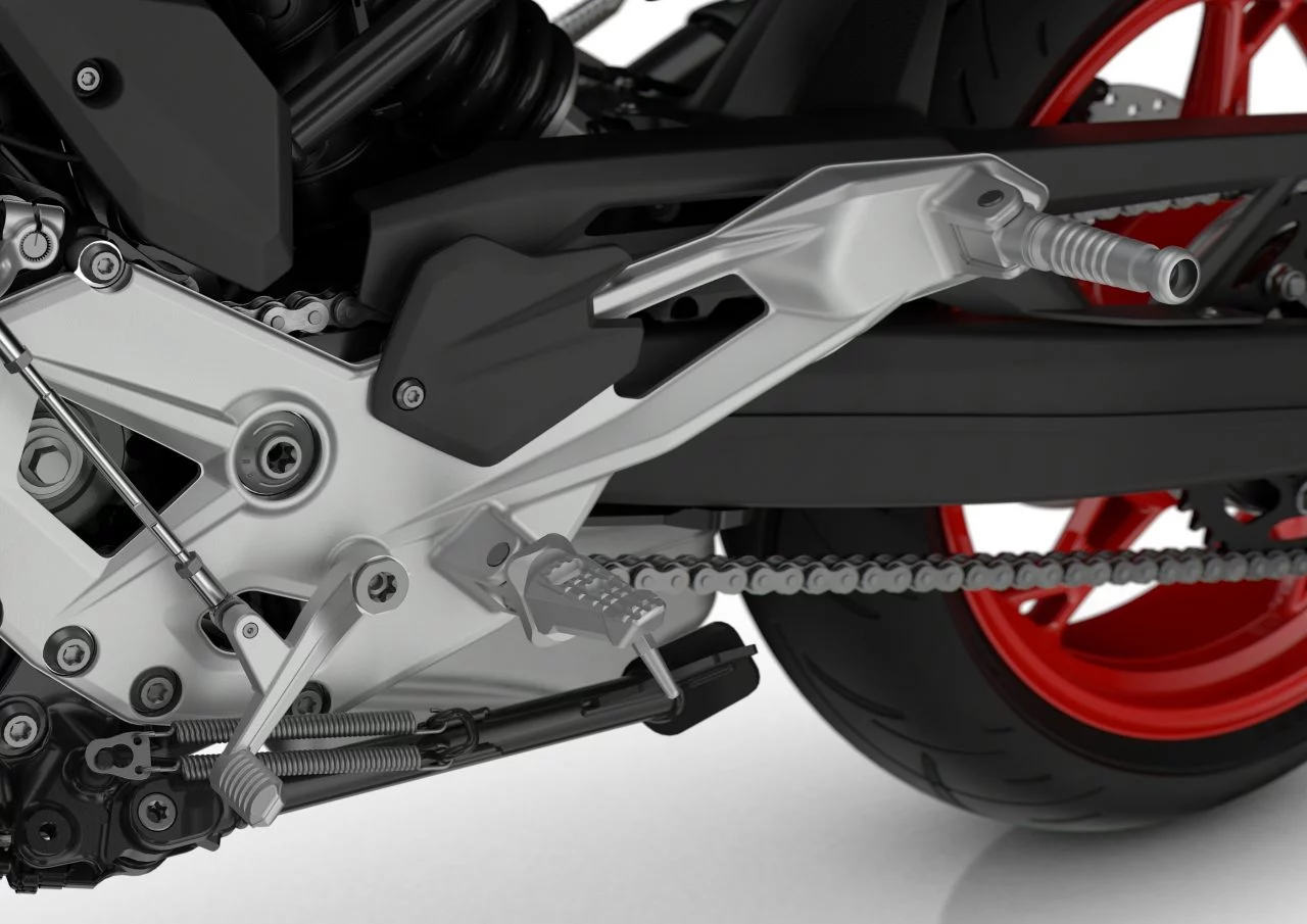 Detalle del sistema de transmisión del nuevo BMW F 900 R, mostrando su precisión y tecnología avanzada.