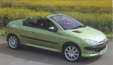 Peugeot 206 CC en verde, ideal para disfrutar de un día soleado.