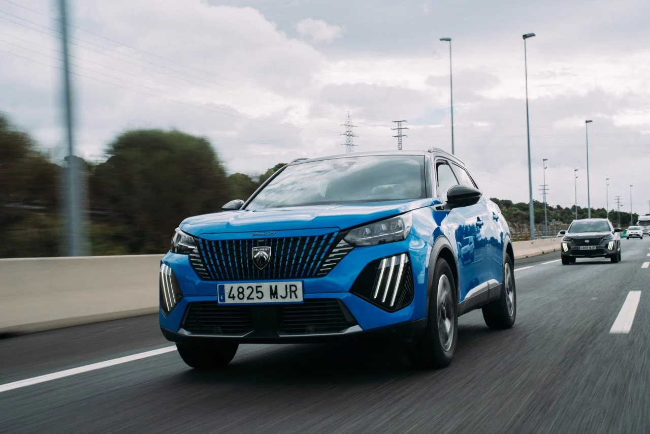 El Peugeot e-2008 destaca por su diseño moderno y dinámico en la carretera.