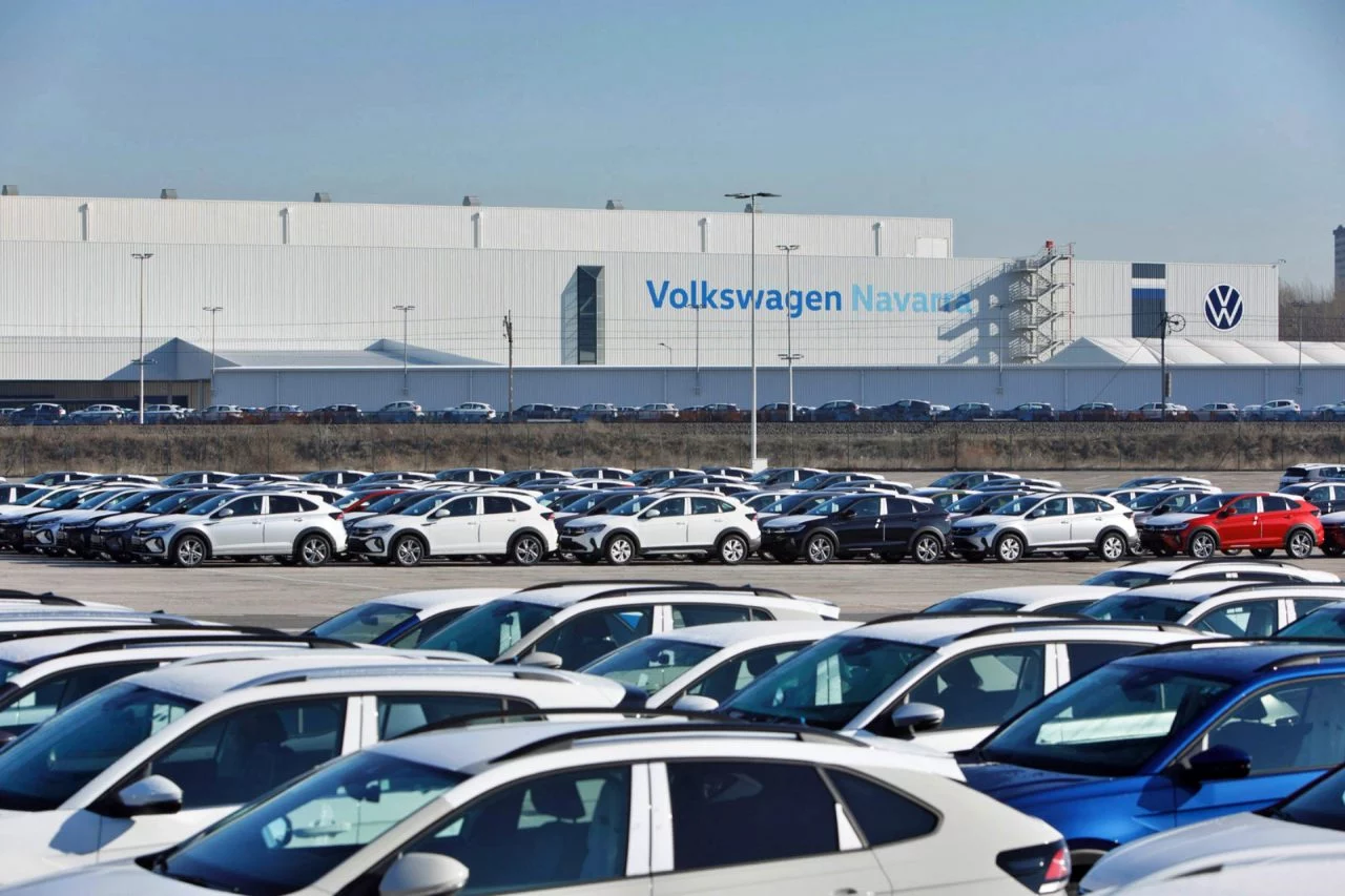 Vista panorámica de la planta de Volkswagen en Navarra, reflejando una producción activa.