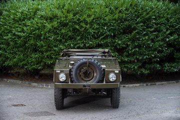 Vista frontal del Porsche 597 Jagdwagen, con neumático de repuesto.