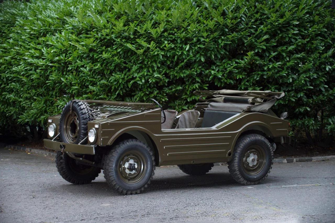 Vista lateral del Porsche 597 Jagdwagen, todo terreno con un diseño militar.