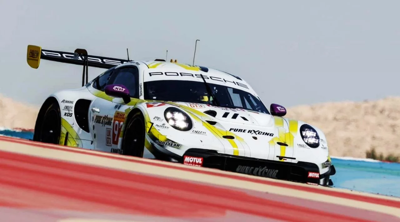 Vista dinámica del Porsche 911 GT3 R del equipo Iron Dames en Bahrein.