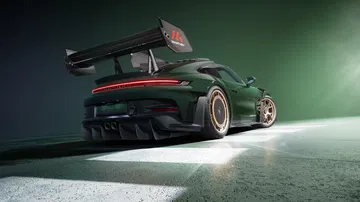 El Porsche 911 GT3 RS de Manthey Racing destaca por su agresivo alerón trasero.