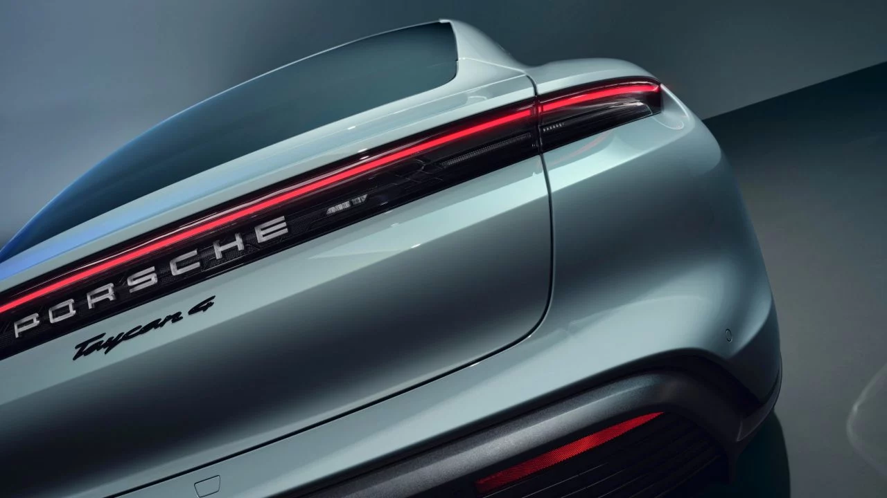 Vista del Porsche Taycan 4, resalta su diseño futurista y atractivo.