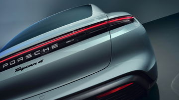 Vista del Porsche Taycan 4, resalta su diseño futurista y atractivo.