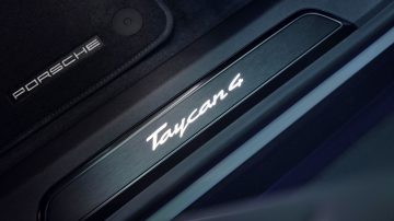 Placa distintiva del modelo Taycan 4, mostrando su elegancia y potencia.