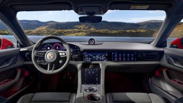 Interior del Porsche Taycan GTS, con un diseño moderno y detalles de lujo.