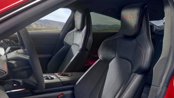 Cabina del Porsche Taycan GTS, con asientos deportivos y diseño moderno.