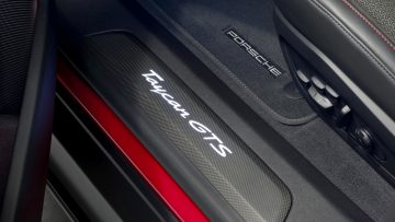 Vista detallada del motor eléctrico del Porsche Taycan GTS, destacando su potencia y tecnología avanzada.