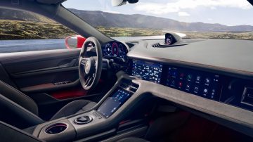 Interior del Porsche Taycan GTS, con tablero futurista y tecnología avanzada.