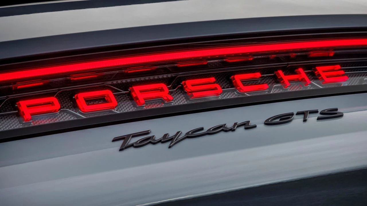 Vista trasera del Porsche Taycan GTS con diseño agresivo y elegante.