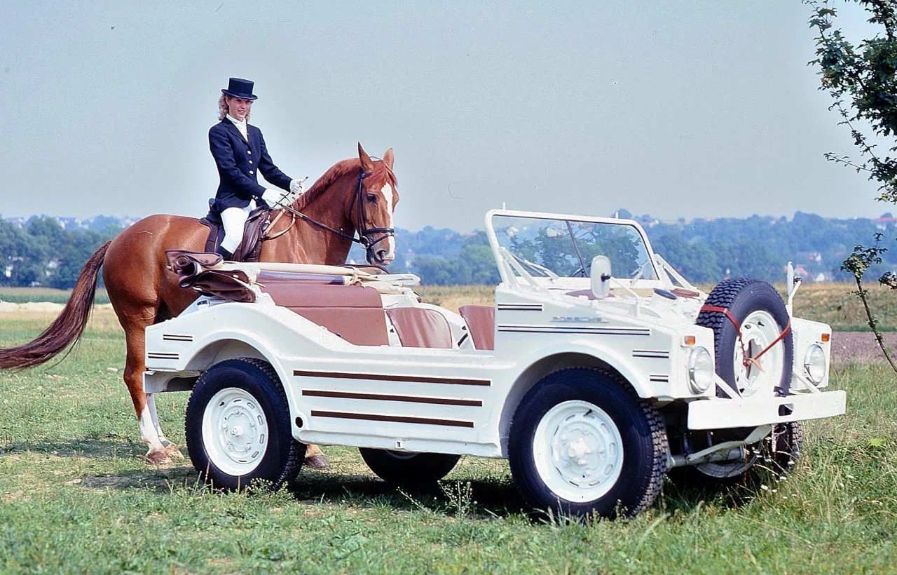 El Porsche Type 597 Jagdwagen muestra su perfil cuadrado y robusto, listo para rivalizar con cualquier terreno.