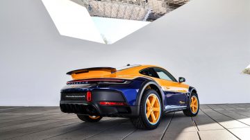 Impactante vista trasera del Porsche 911 Dakar, diseñado para conquistar cualquier terreno.