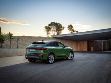 Vista lateral y trasera del Audi Q5 Sportback, destacando su diseño dinámico y elegante.