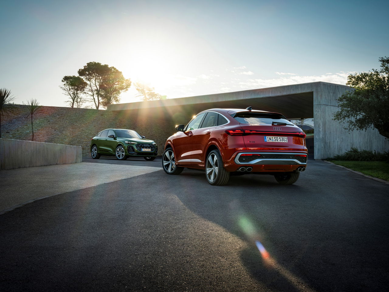 Vista lateral y trasera del Audi Q5 Sportback, mostrando su diseño dinámico.