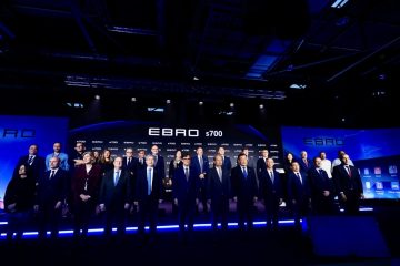 Momento clave en la presentación del nuevo SUV de EBRO, marcando un nuevo inicio en la industria automotriz europea.