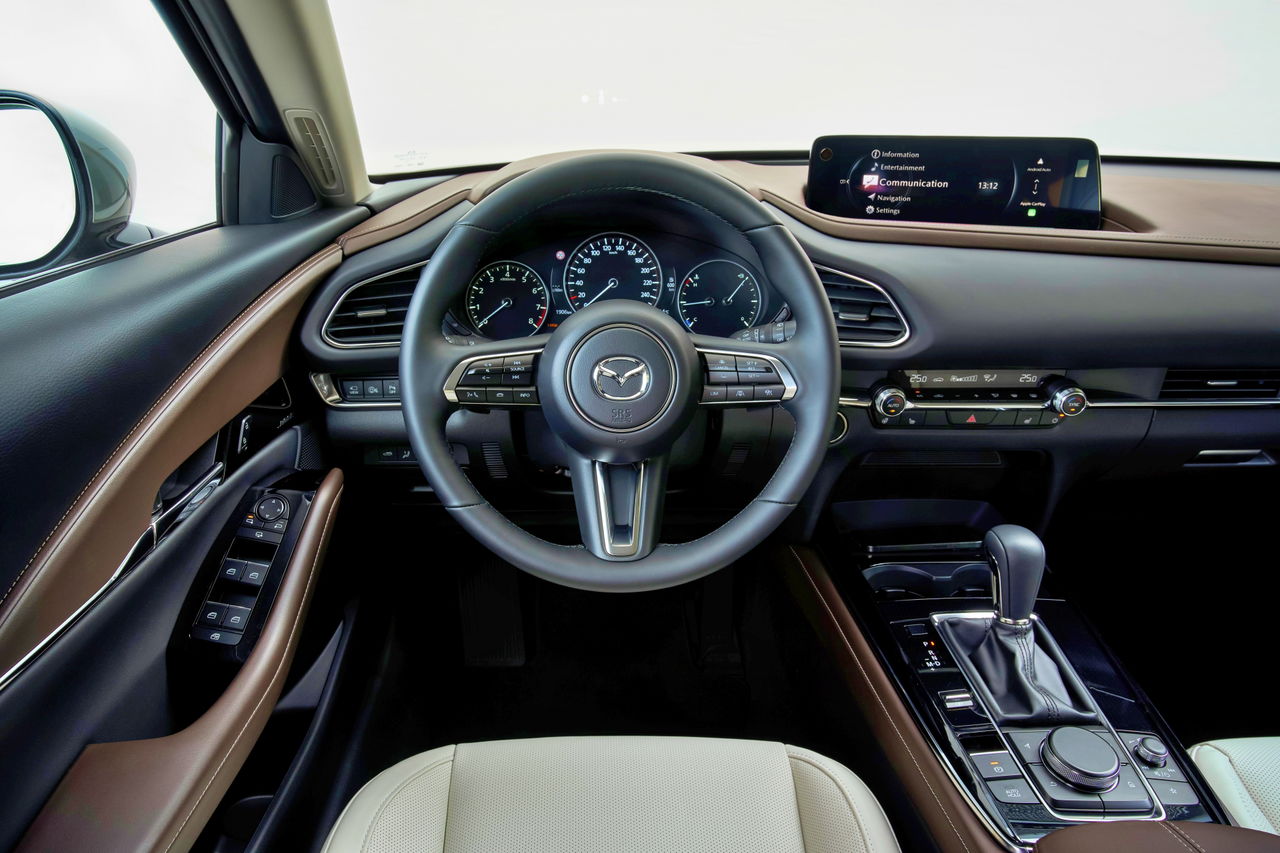 Diseño ergonómico y materiales de alta calidad en el interior del Mazda CX-30.