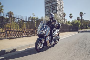 La QJ Motor ATR 125 es una moto económica y eficiente, ideal para la ciudad.