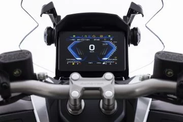 Pantalla del cuadro de instrumentos del QJ Motor ATR 125, con datos claros y precisos.