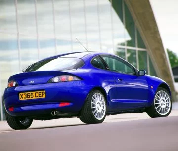 Vista lateral y trasera del Ford Puma, muestra su diseño deportivo y dinámico.