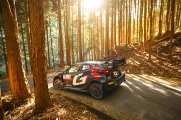 Toyota muestra su potencia en el Rally de Japón, con un diseño agresivo y aerodinámico.