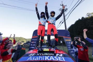 Los pilotos celebran su victoria en Japón tras un impresionante rally con Hyundai.