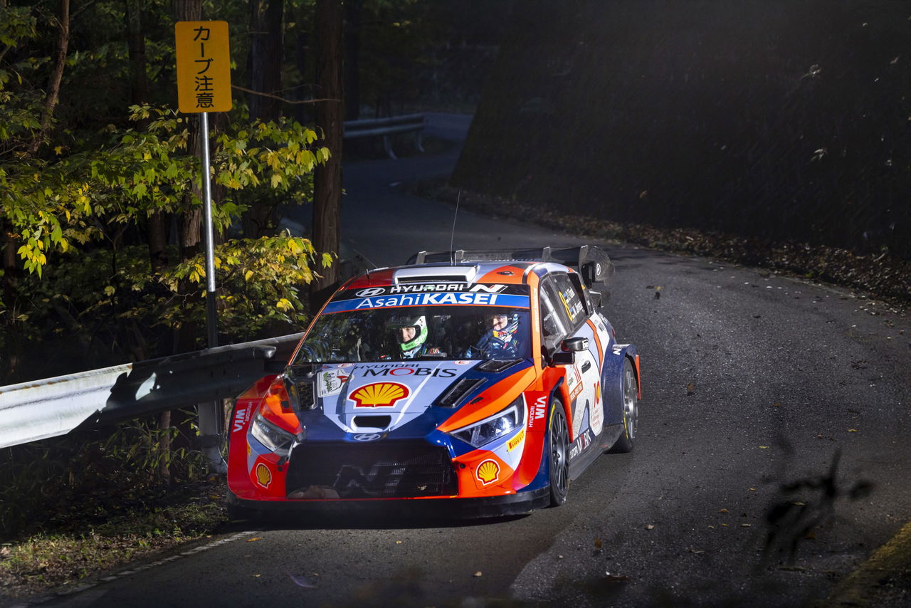 Hyundai compitiendo en el Rally de Japón, mostrando su rendimiento en el terreno difícil.