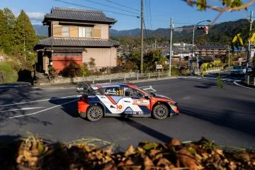 El Hyundai de Thierry Neuville toma una curva en el Rally de Japón, mostrando su agilidad.