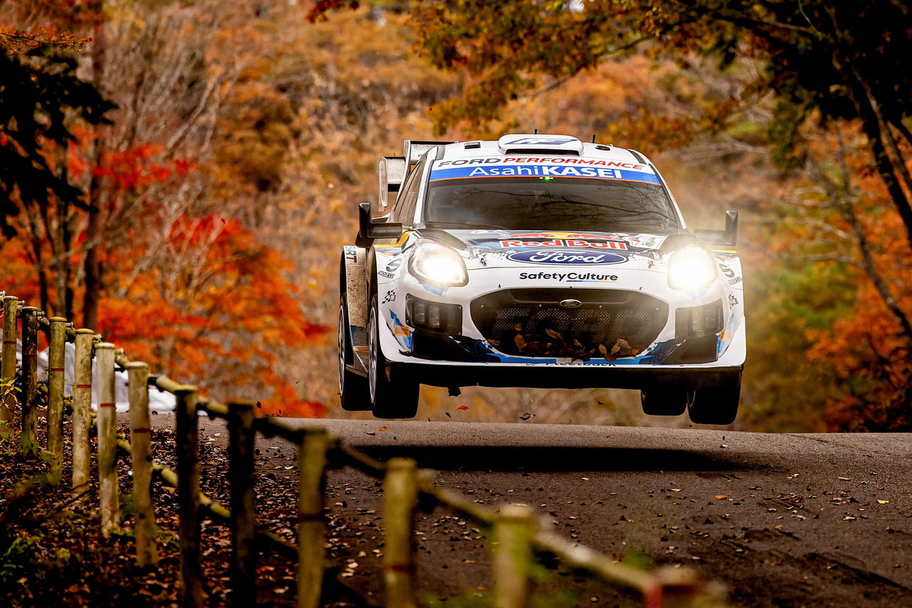 El coche de rally vuela sobre el asfalto en un espectacular salto en Japón.