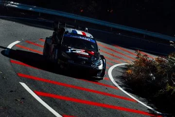 El coche de competición en la curva, simbolizando la intensidad del Rally de Japón.