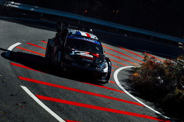 El coche de competición en la curva, simbolizando la intensidad del Rally de Japón.