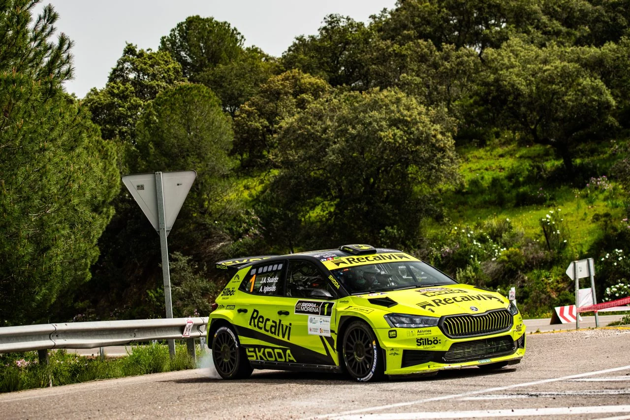 El Škoda compite en el Rally Sierra Morena, mostrando su agilidad en curvas. 