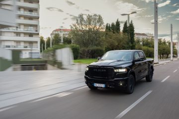 RAM 1500 en movimiento por la ciudad, mostrando su imponente diseño y presencia.