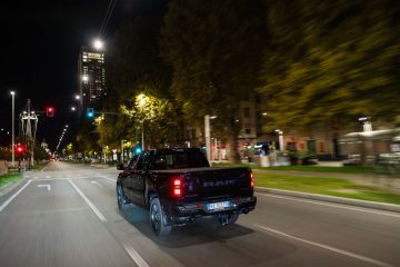 La RAM 1500 muestra su robustez mientras circula por la ciudad de noche.