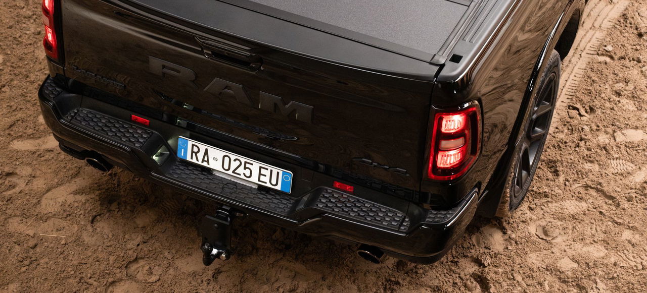 Vista trasera del RAM 1500, destacando su robustez y diseño americano.