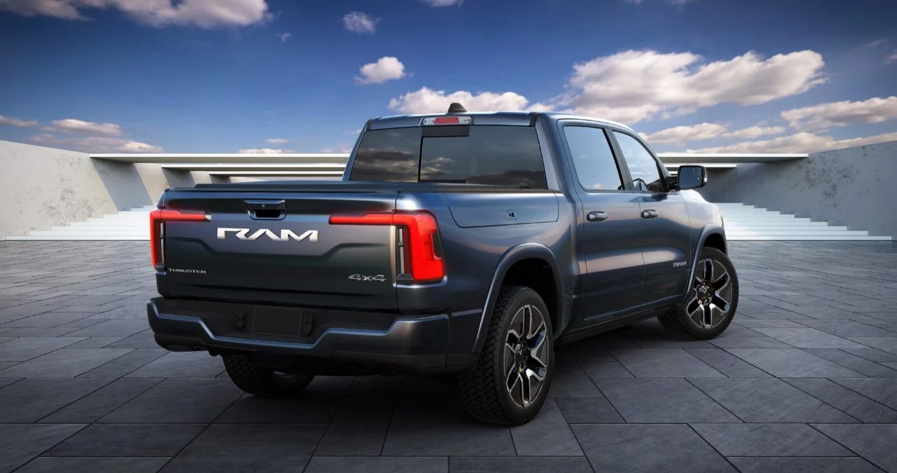 Vista trasera del nuevo Ram 1500 Rev, destacando su diseño robusto y moderno.