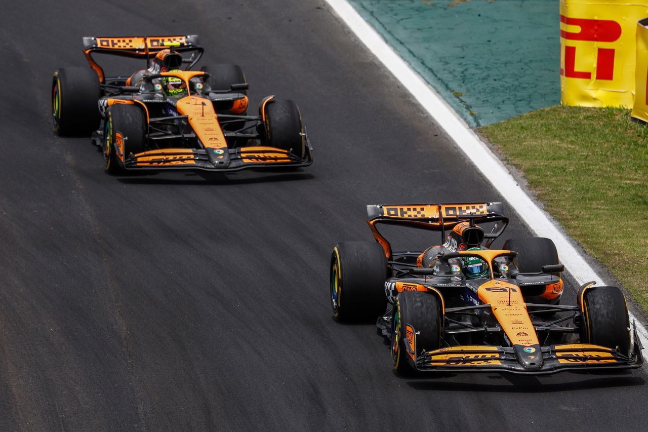 mclaren y red bull en pista durante sospechas de inyección de agua en los neumáticos