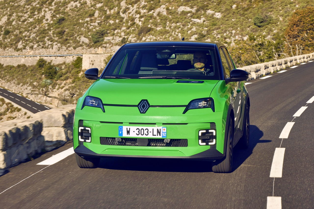 Renault 5 presenta un diseño moderno y audaz en un vibrante verde.