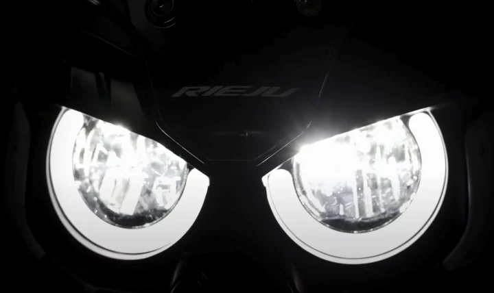 Doble óptica delantera LED de la Rieju Xplora Aventura Rally, promesa de aventura.