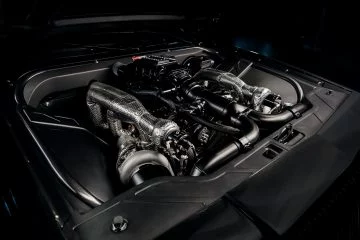 Vista del potente motor V6 biturbo de 1.246 CV, una bestia mecánica.