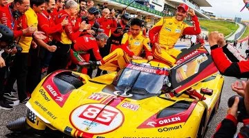 Robert Kubica celebrando su participación en Le Mans 2024.