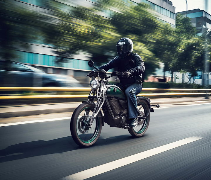 Imagen dinámica de la Royal Enfield eléctrica en movimiento.