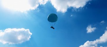 Vista del cielo con un globo aerostático flotando.