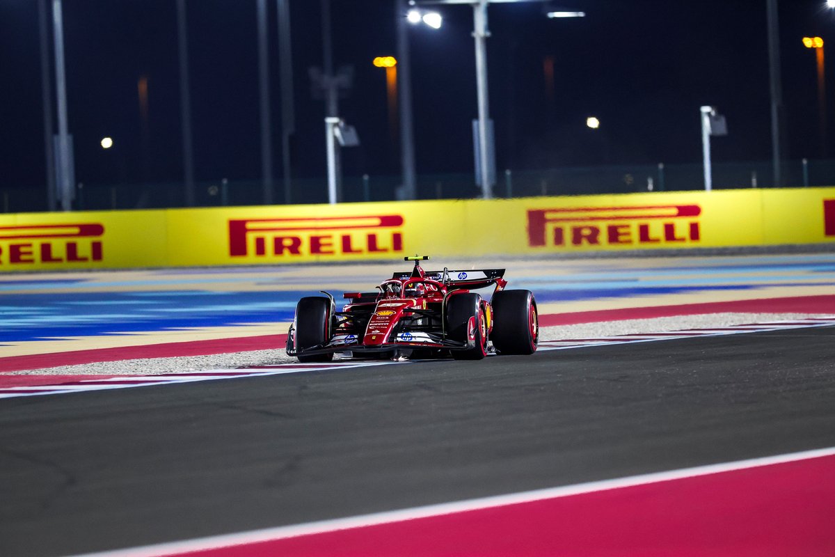 Ferrari en acción, mostrando su formidable diseño y aerodinámica en el circuito.