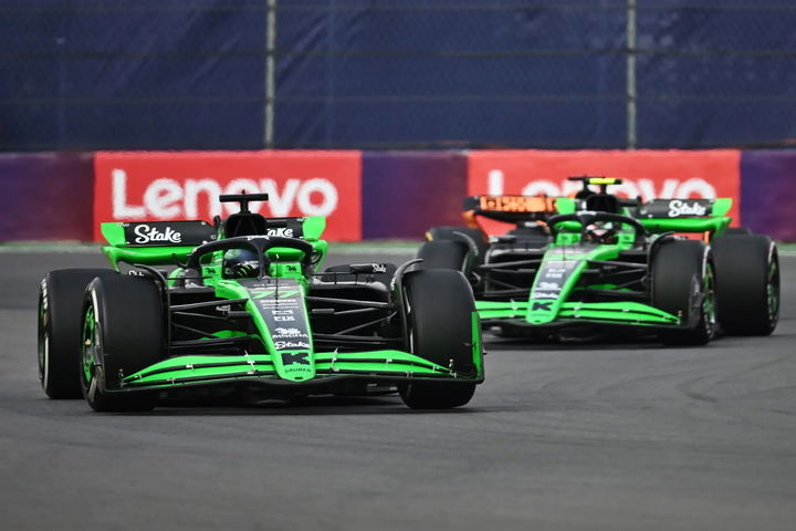 Bólidos de Sauber en formación, mostrando su aerodinámica lateral.